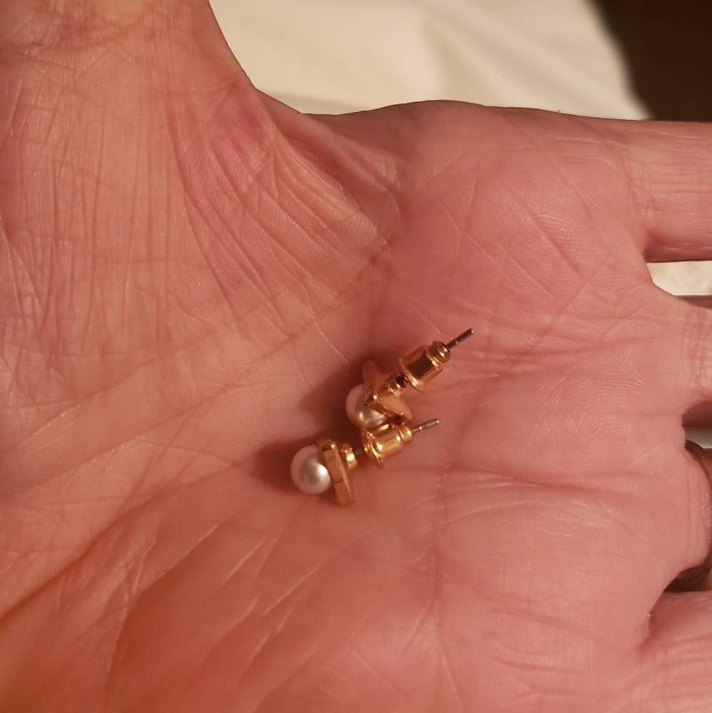 Dainty gold tone pearl earrings - Picture 3 of 3